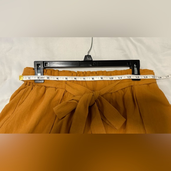 Short for Women, Mid/High-rise elastic waistband, Pockets both sides. - Picture 6 of 6